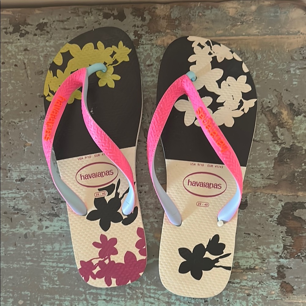 Havaianas Floral Flip Flops with Pink and Black Design